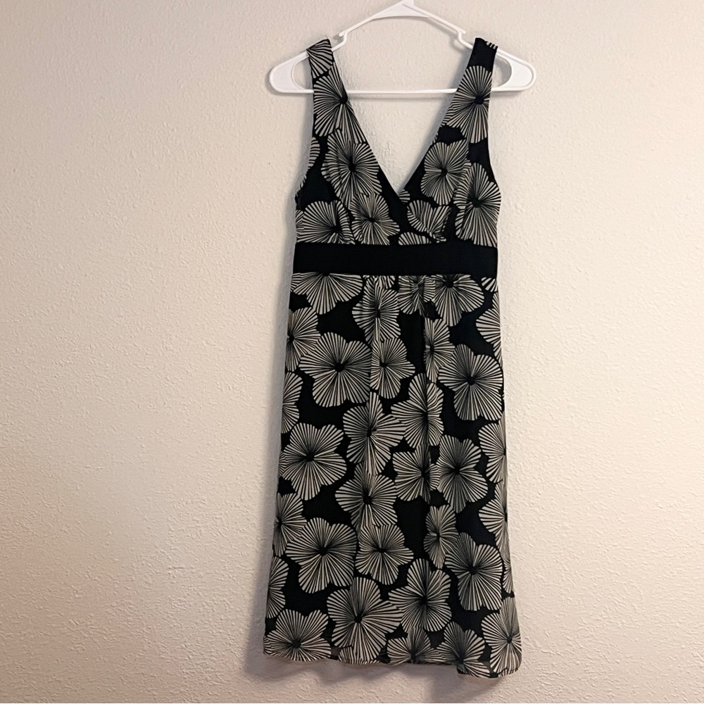 Black & White Floral Fit & Flare Dress Size 8 37” length Classic - Picture 3 of 10